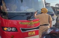 Lái xe khách trên đã không chấp hành hiệu lệnh của cảnh sát giao thông vẫn cho xe tiến về phía trước, nhiều lần húc vào CSGT đang làm nhiệm vụ.