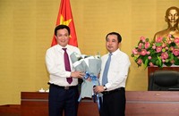 Ông Trần Đức Thắng - Bí thư Tỉnh uỷ Hải Dương tặng hoa chúc mừng ông Triệu Thế Hùng nhận nhiệm vụ mới.
