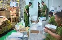 Lực lượng chức năng tiến hành kiểm tra, thu giữ một số các sản phẩm sữa tại kho hàng Công ty CP sữa Hà Lan tại TP Chí Linh, tỉnh Hải Dương (ảnh Công an cung cấp)