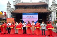 Các đại biểu cắt băng khai mạc trưng bày “Di sản văn hóa thời Trần trên đất Hải Dương”