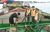 Hải đoàn Biên phòng 18 bắt 2 tàu vận chuyển cát lậu trên biển
