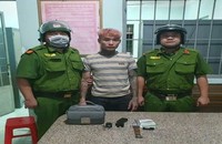 Phát hiện đối tượng mang dao bấm và súng bắn điện trên đường