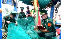 Tổ công tác Biên đội III/24 Hải đoàn Biên phòng 18 kiểm tra tàu vi phạm.