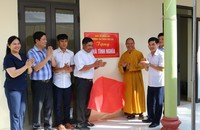 Hòa thượng Thích Thọ Lạc, Linh mục Gioan Bùi Văn Kế cùng khánh thành nhà tình nghĩa tặng người nghèo ở giáo xứ Đồng Bài. (Ảnh: MTTQ cung cấp)