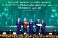 Thủ tướng Phạm Minh Chính và Bộ trưởng Bộ Kế hoạch và Đầu tư Nguyễn Chí Dũng trao Quyết định phê duyệt Quy hoạch cho lãnh đạo tỉnh Hưng Yên, ngày 7/7/2024. (Ảnh: VGP/Nhật Bắc)