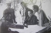Đại tướng Võ Nguyên Giáp và ông Nguyễn Chánh (đứng ngoài cùng bên phải) kiểm tra phương án sẵn sàng chiến đấu ở một đơn vị bộ đội năm 1955. (Ảnh: Lam Hạnh)
