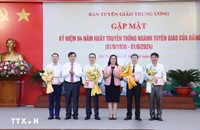 Các cá nhân nhận Kỷ niệm chương Vì sự nghiệp Tuyên giáo. (Ảnh trong bài: TTXVN)