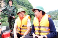 Phó Thủ tướng Lê Thành Long thị sát vùng ngập lụt, thăm hỏi đời sống người dân tỉnh Sơn La