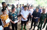 Phó Thủ tướng Lê Thành Long thăm, tặng quà nhân dân vùng ngập lụt Phiêng Nghè