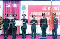 Thừa ủy quyền của Chủ tịch nước, Thượng tướng Nguyễn Tân Cương trao Huân chương Bảo vệ Tổ quốc hạng Nhất tặng Cục CHCN. (Ảnh: Lam Hạnh).