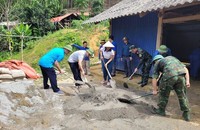 Bộ đội phối hợp tu sửa nhà ở cho người dân. (Ảnh trong bài: Lam Hạnh)
