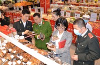 Tăng cường kiểm tra, xử lý, bảo đảm vệ sinh an toàn thực phẩm. (Ảnh: Tl)