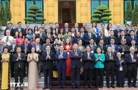 Tổng Bí thư, Chủ tịch nước Tô Lâm cùng Đoàn kiều bào tiêu biểu. (Ảnh: TTXVN)