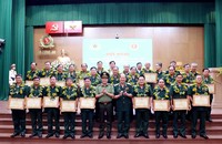 Trung tướng Lê Quốc Hùng, Thứ trưởng Bộ Công an và Thượng tướng Bế Xuân Trường, Chủ tịch Hội Cựu chiến binh Việt Nam với các hội viên Hội Cựu chiến binh Việt Nam được biểu dương. (Ảnh: TTXVN).
