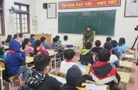 Ông Cao Xuân Thọ nói chuyện truyền thống với học sinh phổ thông.