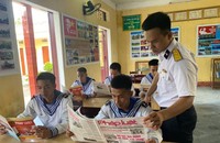 Cán bộ, chiến sĩ H131 hàng ngày đều đọc báo PLVN.