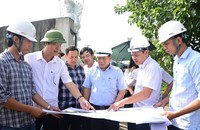 Đồng chí Nguyễn Đức Thọ cùng lãnh đạo ngành chức năng và địa phương liên quan kiểm tra thực địa việc triển khai dự án. (Nguồn: PV)