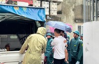 Công an Thủ đô căng mình hỗ trợ người dân trong siêu bão