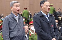 Hai cựu Bí thư, Chủ tịch tỉnh Đồng Nai Trần Đình Thành, Đinh Quốc Thái (từ phải qua) bị buộc tội vì hành vi nhận hối lộ từ lãnh đạo Công ty AIC. (Ảnh: Hà Hùng)