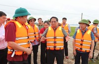 Thủ tướng Phạm Minh Chính kiểm tra khu vực cầu Đá, thôn Hạ Lát, xã Tiên Sơn, huyện Việt Yên, tỉnh Bắc Giang. (Ảnh: TTXVN)