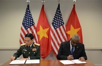 Hai Bộ trưởng ký bản cập nhật Tuyên bố Tầm nhìn chung Việt Nam - Hoa Kỳ về hợp tác quốc phòng. (Ảnh: Mỹ Hạnh).