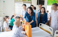 Phó Chủ tịch nước Võ Thị Ánh Xuân ân cần thăm hỏi và tặng quà bệnh nhi nhân dịp Tết Trung thu. (Ảnh: Vương Tuấn - Trần Chiến).