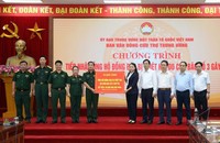 Đại diện BQP ủng hộ đồng bào bị lũ lụt 40 tỷ đồng. (Ảnh: Lam Hạnh).