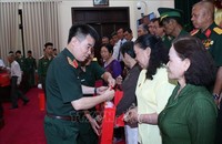 Thiếu tướng Đoàn Quang Hòa trao quà của Bộ Quốc phòng tặng đại biểu người có công với cách mạng tỉnh An Giang. 