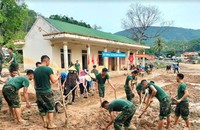 Bộ đội SĐ 324 giúp dân xây dựng nông thôn mới. (Ảnh trong bài: Tường Hiếu)