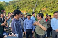 Thủ tướng Phạm Minh Chính trực tiếp đến thôn Làng Nủ để động viên thăm hỏi sau vụ lũ quét tang thương. (Nguồn: VGP)