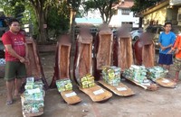 Các đối tượng và tang vật 110kg ma túy được cất giấu tinh vi trong 6 pho tượng gỗ bị lực lượng chức năng bắt giữ vào năm 2020. (Ảnh do Ban chuyên án cung cấp)