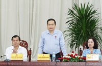 Chủ tịch Quốc hội Trần Thanh Mẫn và các đại biểu Quốc hội tỉnh Hậu Giang tiếp xúc cử tri. (Ảnh: TTXVN)