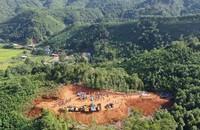 Quân đội đang khẩn trương xây dựng nhà tái định cư Làng Nủ. (Ảnh: Quang Thiện)
