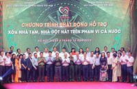 Thủ tướng Phạm Minh Chính và các đại biểu chụp ảnh lưu niệm cùng các doanh nghiệp, nhà hảo tâm đã ủng hộ chương trình xóa nhà tạm, nhà dột nát. (Ảnh: VGP/Nhật Bắc)