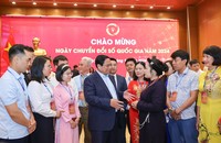 Thủ tướng Phạm Minh Chính trao đổi với các đại biểu dự chương trình. (Ảnh: VGP).