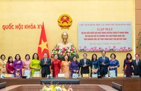 Chủ tịch Quốc hội Trần Thanh Mẫn và các lãnh đạo Quốc hội tặng quà cho các nữ đại biểu. (Ảnh trong bài: Phạm Thắng)