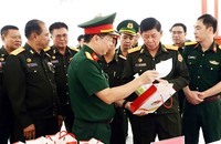 Thượng tướng Vongkham Phommakone (thứ 2 từ phải sang), Thứ trưởng Bộ Quốc phòng Lào kiểm tra, động viên lực lượng thầy thuốc quân y hai nước.