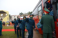 Tân binh Hà Nội hăng hái lên đường nhập ngũ. (Ảnh: Gia Khánh)