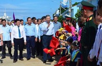 Tổng Bí thư, Chủ tịch nước Tô Lâm đến thăm, làm việc và trao quà động viên Đảng bộ, chính quyền, Nhân dân và lực lượng vũ trang huyện đảo Cồn Cỏ, tỉnh Quảng Trị ngày 16/10. (Ảnh: Báo QĐND).