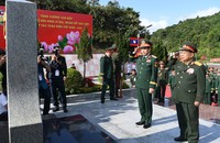 Hai Bộ trưởng BQP thực hiện nghi lễ chào cột mốc. (Ảnh: Phạm Cường)