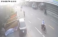Xe ô tô tiếp tục tông vào mô tô đang dừng trên lề đường bên trái