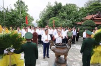 Đoàn làm việc hai tỉnh Thái Nguyên - Khánh Hòa dâng hương Chủ tịch Hồ Chí Minh tại huyện Định Hóa