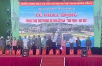 Lãnh đạo Sở Du lịch tỉnh Bình Định cùng UBND huyện An Lão tặng quà cho các hộ dân có hoàn cảnh khó khăn trên địa bàn
