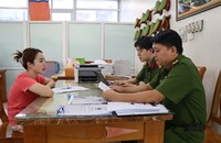Đối tượng Nguyễn Thị Hồng đến đầu thú về hành vi lừa đảo chiếm đoạt tài sản của bản thân.