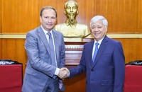 Ông Đỗ Văn Chiến - Ủy viên Bộ Chính trị, Bí thư Trung ương Đảng, Chủ tịch UBTƯ MTTQ Việt Nam và ông Alexander Shkolnik - Phó Chủ tịch Phòng Xã hội Liên bang Nga. Ảnh: Quang Vinh