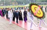 Đoàn đại biểu tham dự Đại hội đặt vòng hoa và vào Lăng viếng Chủ tịch Hồ Chí Minh. Ảnh: PV