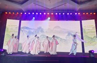 Màn múa truyền thống đêm trăng rằm (Ảnh: Thùy Dương).