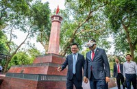 Ông Lê Quốc Minh, Tổng Biên tập Báo Nhân Dân, Phó Trưởng Ban Tuyên giáo Trung ương, Chủ tịch Hội Nhà báo Việt Nam và ông Trần Sỹ Thanh, Chủ tịch Ủy ban nhân dân thành phố Hà Nội trải nghiệm công nghệ thực tế ảo (ảnh BTC)