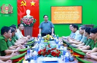 Thủ tướng Phạm Minh Chính thăm cán bộ, chiến sĩ Công an huyện Krông Pắk (Đắk Lắk). Ảnh: Dương Giang/TTXVN