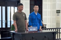 Bị cáo Võ Văn Đức (bên phải) và Trần Đức Trung tại tòa. (Ảnh: Trạng Chi)